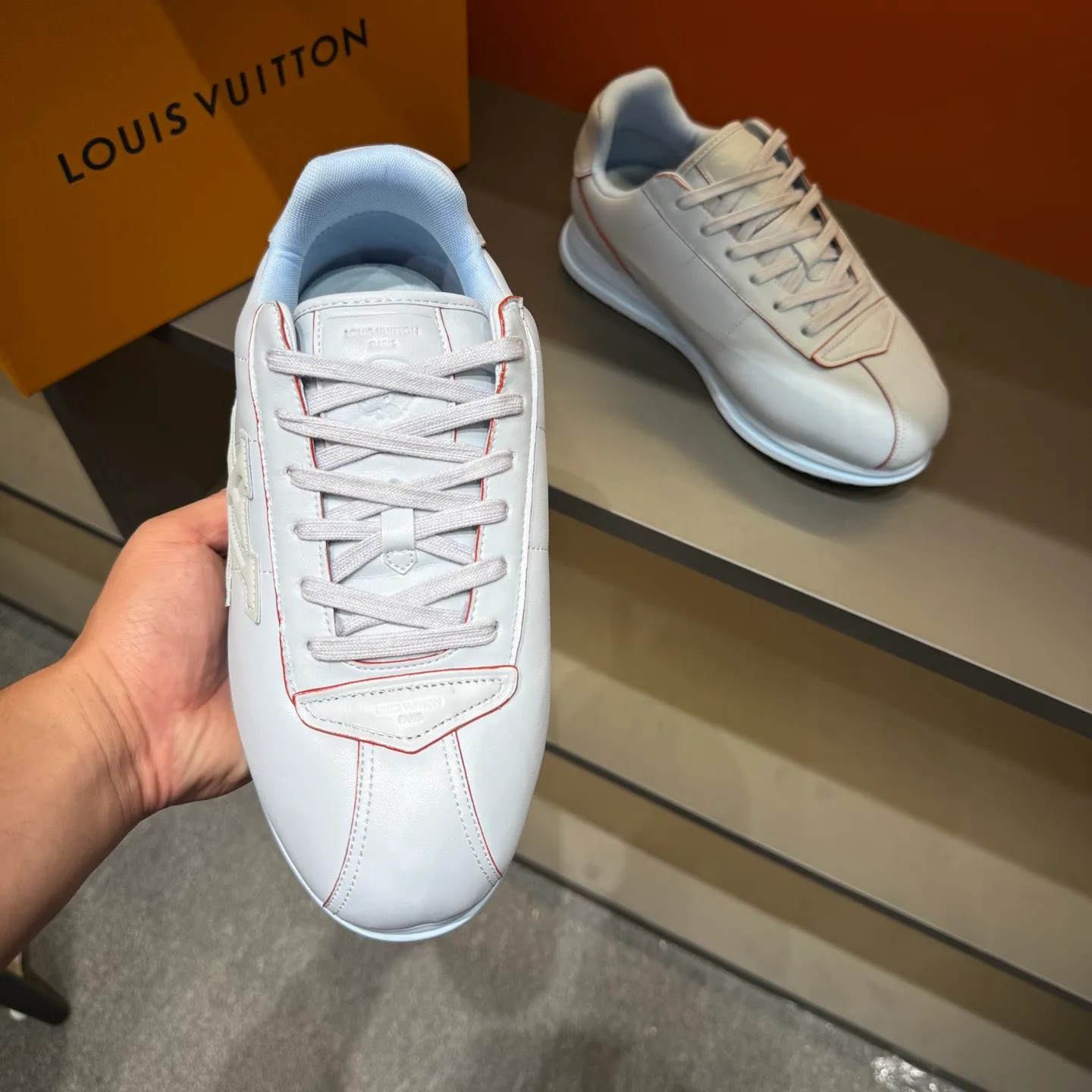 P540 Size 38-45 LV 🫏The colorful interpretation of BUTTERSOFT sneakers combines sheepskin, The colorful interpretation of LV BUTTERSOFT sneakers combines sheepskin and calfskin, bringing a super soft feel. Designed by Pharrell Williams, this '60s-inspired shoe features a padded upper that's been crafted by Louis Vuitton craftsmen to further enhance the comfort of the leather. In addition to the LV initials, it features multiple signatures, including natural leather trim and an embossed pattern of Pharrell Williams and lobster on the side, referencing the Fall/Winter 2025 men’s show. A must-have artifact for fashionistas✅